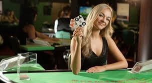 Pengguna super88slot mengirim email untuk dukungan bantuan melalui perangkat desktop
